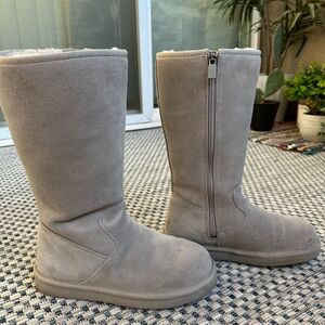 Light Gray UGG Alber boots, size 6 (Women’s)